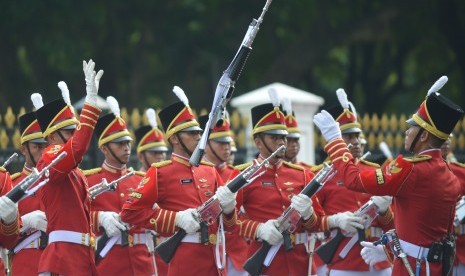 Pasukan Pengaman Presiden (Paspampres) menggelar prosesi serah terima pergantian pasukan jaga Istana di depan Istana Merdeka, Jakarta Pusat, Ahad (20/11). 