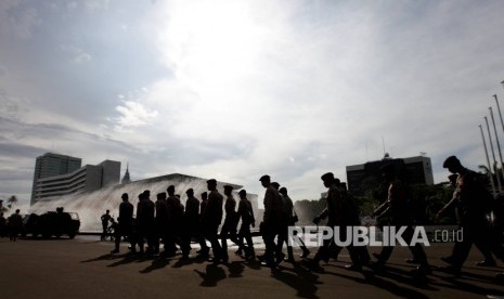 Pasukan pengamanan gabungan mengamankan kawasan Kompleks Parlemen terkait aksi demonstrasi mahasiswa, Jakarta, Kamis (30/3). Ratusan polisi dan Anggota TNI di siagakan untuk mengawal mahasiswa yang tergabung dalam Gerakan Pemuda Bela Bangsa dan Rakyat melakukan demonstrasi terkait kasus Korupsi E KTP sejumlah kasus korupsi terkini. 