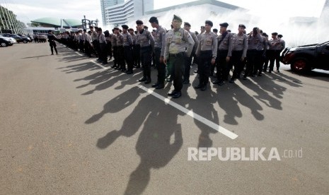 Pasukan pengamanan gabungan mengamankan kawasan Kompleks Parlemen terkait aksi demonstrasi mahasiswa, Jakarta, Kamis (30/3). Ratusan polisi dan Anggota TNI di siagakan untuk mengawal mahasiswa yang tergabung dalam Gerakan Pemuda Bela Bangsa dan Rakyat melakukan demonstrasi terkait kasus Korupsi E KTP sejumlah kasus korupsi terkini. 