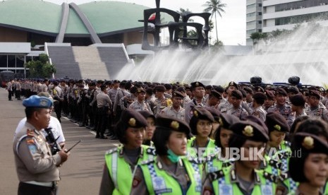 Pihak kepolisian melakukan aksi pengamanan unjuk rasa (ilustrasi)