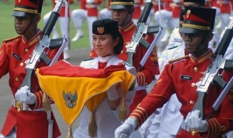 Pasukan pengibar Bendera Merah Putih (Paskibraka) bertugas dalam upacara Hari Ulang Tahun RI di Istana Negara