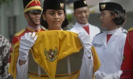 Pasukan Pengibar Bendera Pusaka (Paskibraka) bersiap mengikuti gladi bersih Upacara Peringatan Detik-Detik Proklamasi Kemerdekaan Indonesia di Halaman Istana Merdeka, Jakarta, Senin (15/8).