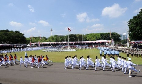  Pasukan Pengibar Bendera Pusaka (Paskibraka) dan Paspampres berbaris saat upacara peringatan Kemerdekaan RI ke-68 di Istana Merdeka, Jakarta, Sabtu (17/8). (Republika/Aditya Pradana Putra)