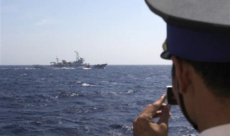 Pasukan Penjaga Pantai Vietnam mengabadikan foto kapal Cina yang memasuki perairan Spratly yang disengketakan sejumlah negara. 