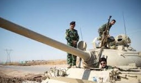 Pasukan Peshmerga dengan Tank lapis baja (ilustrasi)