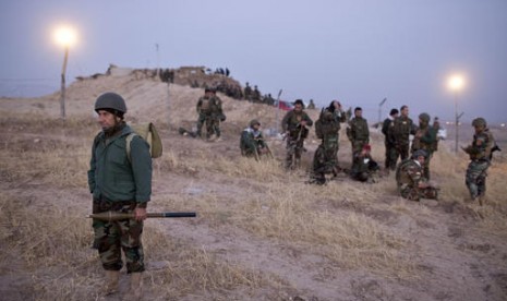 Pasukan Peshmerga Kurdi berkumpul sebelum memasuki Nawaran untuk melawan ISIS, sekitar 20 kilometer dari Mosul, Kamis, 20 Oktober 2016.