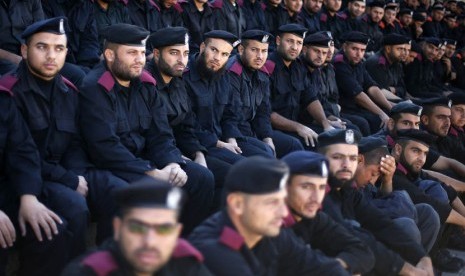   Pasukan polisi Hamas saat mengikuti upacara wisuda anggota pasukan keamanan Palestina di kota Gaza,Senin (17/12).  (Reuters/Suhaib Salem)