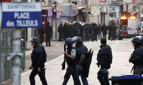 Pasukan polisi khusus mengamankan daerah  Saint-Denis, Prancis, dekat Paris, November 18, 2015 (  Reuters/Jacky Naegelen)