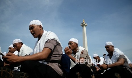 Pasukan polri dan TNI saat mengikuti apel kesiapsiagaan pengamanan tahap kampanye dalam rangka pilkada serentak 2017 di Lapangan Silang Monas, Jakarta, Rabu (2/11)