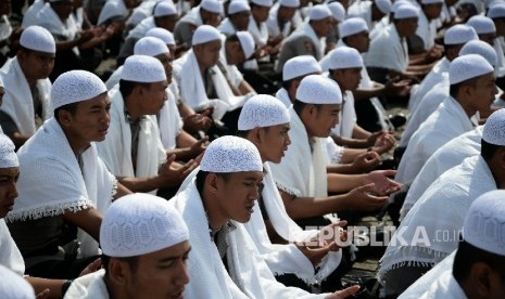 Pasukan polri dan TNI saat mengikuti apel kesiapsiagaan pengamanan tahap kampanye dalam rangka pilkada serentak 2017 di Lapangan Silang Monas, Jakarta, Rabu (2/11).