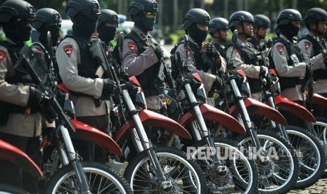 Pasukan polri dan TNI saat mengikuti apel kesiapsiagaan pengamanan tahap kampanye dalam rangka pilkada serentak 2017 di Lapangan Silang Monas, Jakarta, Rabu (2/11)