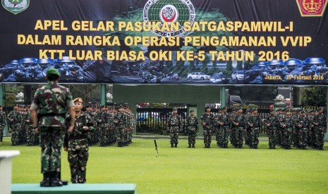 Pasukan Satuan Tugas Pengamanan Wilayah I mengikuti apel pengamanan menjelang Konferensi Tingkat Tinggi Organisasi Kerjasama Islam (KTT OKI) di Markas Kodam Jaya, Jakarta, Kamis, (25/2) 