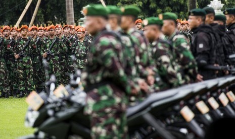 Pasukan Satuan Tugas Pengamanan Wilayah I mengikuti apel pengamanan menjelang Konferensi Tingkat Tinggi Organisasi Kerjasama Islam (KTT OKI) di Markas Kodam Jaya, Jakarta, Kamis, (25/2)