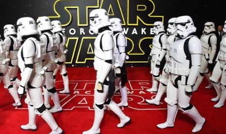 Pasukan Stormtroopers berbaris melewati karpet merah dalam penayangan perdana Star Wars: The Force Awakens di London, (16/12).