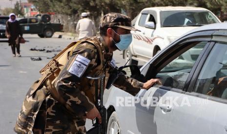  Pasukan Taliban berjaga di pos pemeriksaan pinggir jalan di Kabul, Afghanistan, Kamis (9/10/2021).