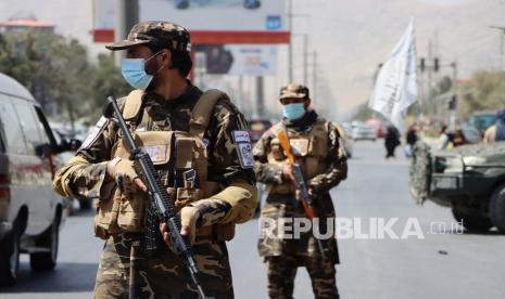  Pasukan Taliban berjaga di pos pemeriksaan pinggir jalan di Kabul, Afghanistan, Kamis (9/10/2021). Taliban menuntut penghapusan para pemimpinnya dari daftar hitam PBB dan AS, dan mengkritik komentar tidak baik yang dibuat terhadap anggota pemerintah baru di Afghanistan. 