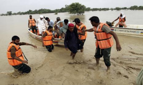  Pasukan tentara mengevakuasi orang-orang dari daerah yang dilanda banjir di Rajanpur, distrik Punjab, Pakistan, Sabtu, 27 Agustus 2022. Para pejabat mengatakan banjir bandang yang dipicu oleh hujan muson lebat di sebagian besar Pakistan telah menewaskan hampir 1.000 orang dan membuat ribuan lainnya mengungsi sejak itu. pertengahan Juni.