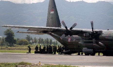 Pasukan TNI AD dari kesatuan intai tempur turun dari pesawat Hercules di Bandara Mutiara Sis-Aljufri Palu, Kamis (26/3).