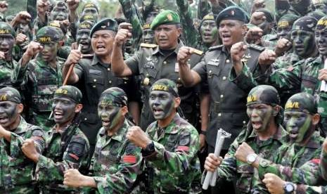 Pengecoran masjid bagian dari kegiatan pembinaan teritorial. Pasukan TNI AD (ilustrasi)(republika)