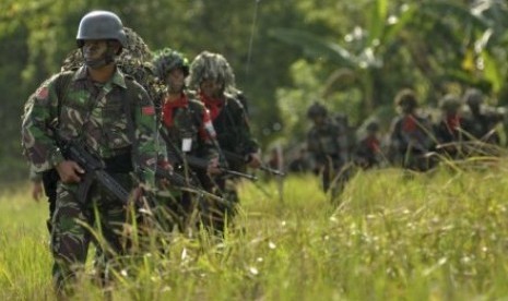 Pasukan TNI melakukan patroli di kawasan yang diperkirakan sebagai tempat latihan teroris di Poso.