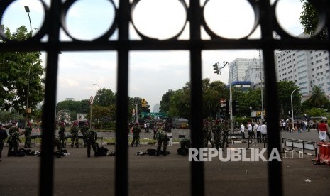 Pasukan TNI memekai perlengkapan keamanan saat mengamankan Aksi Damai 4 November di depan Istana Merdeka, Jakarta, Jumat (4/11)