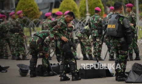 Pasukan TNI memekai perlengkapan keamanan saat mengamankan Aksi Damai 4 November di depan Istana Merdeka, Jakarta, Jumat (4/11)