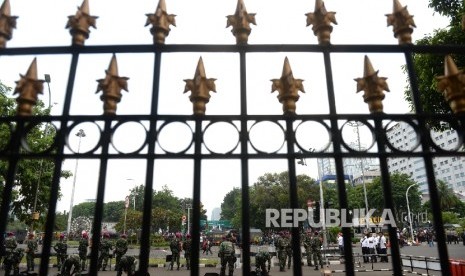 Pasukan TNI memekai perlengkapan keamanan saat mengamankan Aksi Damai 4 November di depan Istana Merdeka, Jakarta, Jumat (4/11)