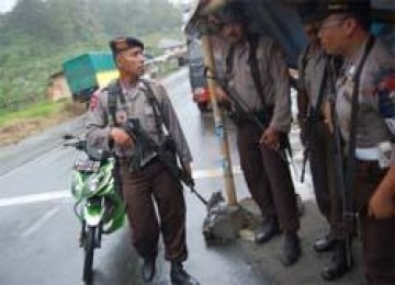 Pasukan Brimob berjaga-jaga