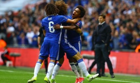 Para pemain Chelsea merayakan gol ke gawang Tottenham Hotspurs, dalam lanjutan semifinal Piala FA, Ahad (22/4).