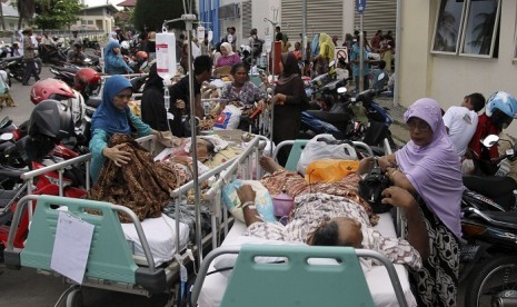 Patients are evacuated from a hospital after an earthquake hit the western coast of Sumatra, in Banda Aceh in Aceh province April 11, 2012.