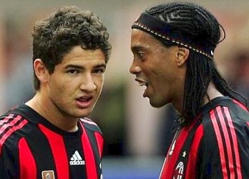 Pato (kiri) dan Ronaldinho.