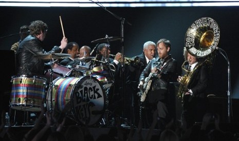  Patrcik Carney (kiri) serta Dan Auerbach (dua dari kanan) personel dari The Black Keys saat tampil di panggung Grammy Awards ke-55 yang digelar di Staples Center, Los Angeles, Ahad (10/2) waktu Los Angeles. 