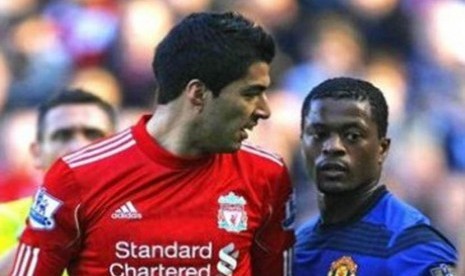 Mantan bek Manchester United Patrice Evra (kanan) terlibat adu mulut dengan Luis Suarez (kiri), mantan striker Liverpool, pada sebuah laga Liga Primer.