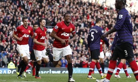 Patrice Evra merayakan golnya ke gawang Arsenal di Old Trafford,Sabtu (3/11) malam. MU menang 2-1 pada laga tersebut dan memuncaki klasemen sementara Liga Primer Inggris.