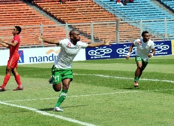 Patrich Wanggai (dua kiri), pemain timnas U23 Indonesia, meluapkan emosinya usai menjebol jala Singapura di laga Grup A cabang sepakbola SEA Games 2011.