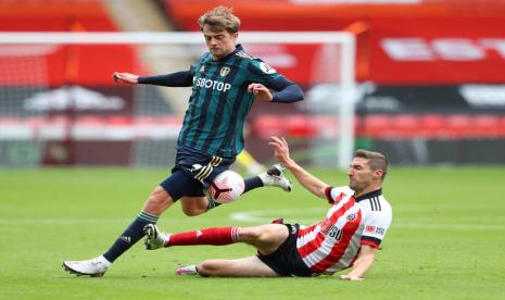 Patrick Bamford (kiri), pencetak gol kemenangan Leeds United saat melawan Sheffield United dalam pertandingan Liga Primer Inggris, Ahad (27/9).