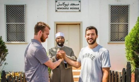 Patrick Burgess dan Justin Lanz  telah menyelamatkan seorang ibu Muslim dan puterinya dari serangan Islamofobia.