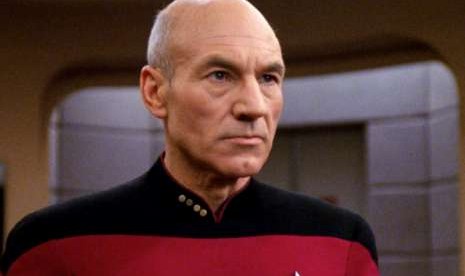 Patrick Stewart kembali memerankan Kapten Jean-Luc Picard di Star Trek: The Next Generation.