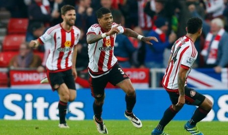 Patrick van Aanholt (tengah) merayaan golnya ke gawang Everton.