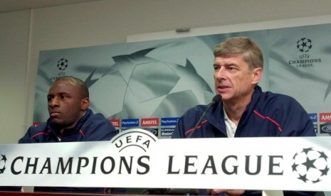 Patrick Vieira (kiri) saat masih menjadi pemain Arsenal di bawah asuhan pelatih Arsene Wenger.