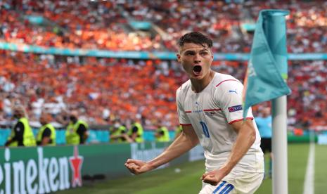  Patrik Schick dari Republik Ceska merayakan keunggulan 2-0 dalam pertandingan sepak bola babak 16 besar UEFA EURO 2020 antara Belanda dan Republik Ceska di Budapest, Hongaria, 27 Juni 2021.