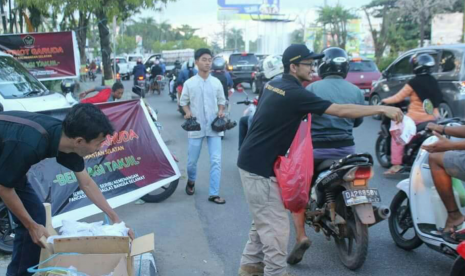 Patriot Garuda biro Kalimantan Selatan membagikan 1000 takjil untuk berbuka puasa di bundaran Kayutangi Banjarmasin, Kalimantan Selatan, Sabtu (17/6).