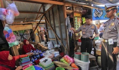 Patroli jalan kaki di pasar Sukoharjo