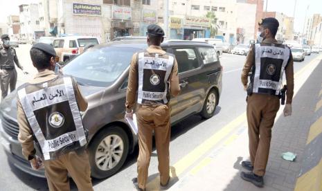 Mabit di Bawah Jembatan Jamarat, Ratusan Jamaah Haji Diusir Askar. Foto:   Patroli kemananan polisi Makkah yang makin ketat cegah pandemi Corona