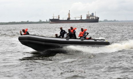 Patroli memberantas bajak laut