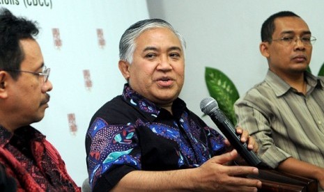 Patron of World Peace Forum, Din Syamsuddin (center), explains the forthcoming event in a press conference in Jakarta, Thursday.   