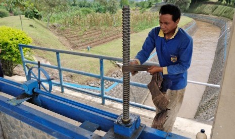 Patugas operasional pemeliharaan melakukan perawatan rutin pintu air irigasi sungai Galeh di Mulyosari, Bulu, Temanggung, Jateng, Senin (18/2/2019). 