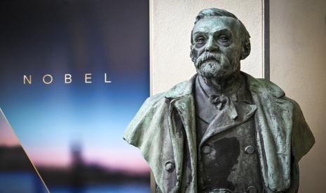 Patung Alfred Nobel dipajang di Institut Karolinska di Stockholm, pada 3 Oktober 2022. Para duta besar Rusia dan Belarusia telah dikeluarkan dari upacara Penghargaan Nobel tahun ini di Stockholm karena perang di Ukraina.