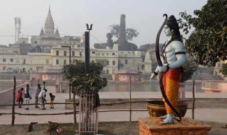 Muslim India Keluhkan Jauhnya Lokasi Pengganti Masjid Babri. Patung Dewa Rama berdiri di sebelah Sungai Serayu di Ayodhya. Situs Ayodhya telah lama menjadi sengketa umat Muslim dan Hindu India.