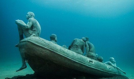 Patung di bawah laut